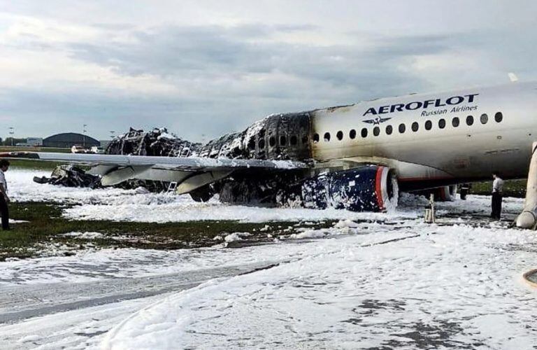 Los restos del avión que se prendió fuego en el aire media hora después de haber despegado de Moscú (Rusia)