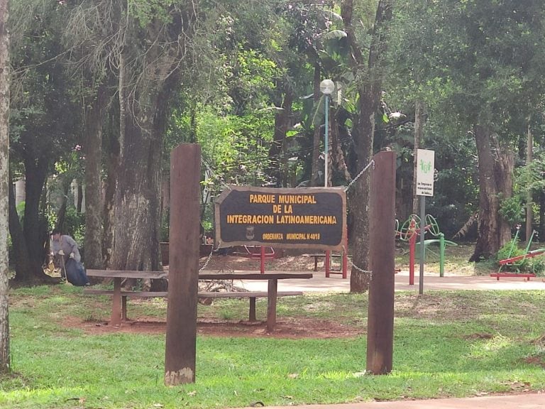 Iguazú. Plaza de la Fraternidad en Puerto Iguazú que quedó sin iluminación porque robaron cables de energía. (El Independiente)