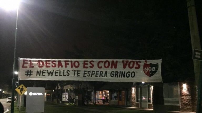 El pasacalle que le colgaron a Heinze los hinchas de Newell's. (TyC Sports)