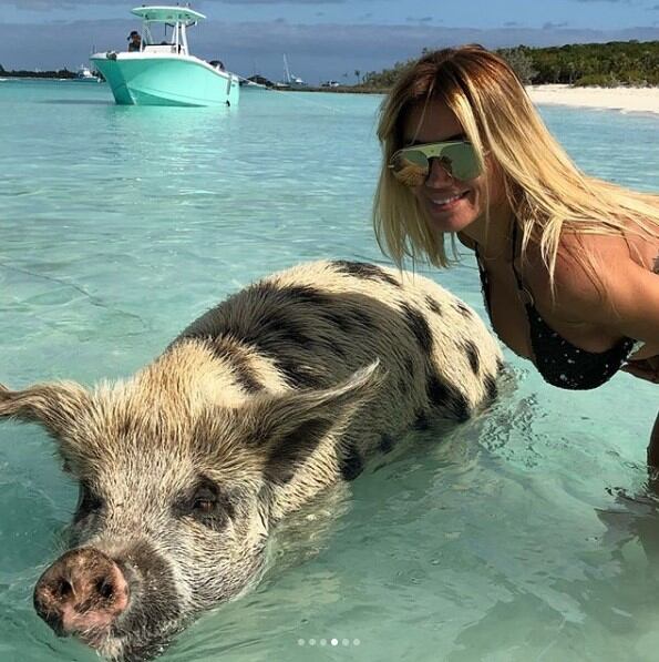 Las fotos bizarras de Claudia Ciardone en la playa rodeada de chanchos. (Foto: Instagram)