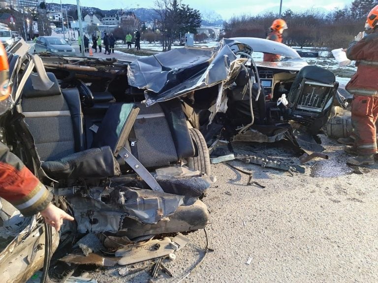 Bomberos tuvieron que rescatar a un joven atrapado en el vehículo.