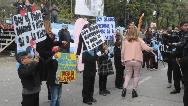 Los alumnos entregaron pañuelos celestes en el palco oficial durante el desfile.