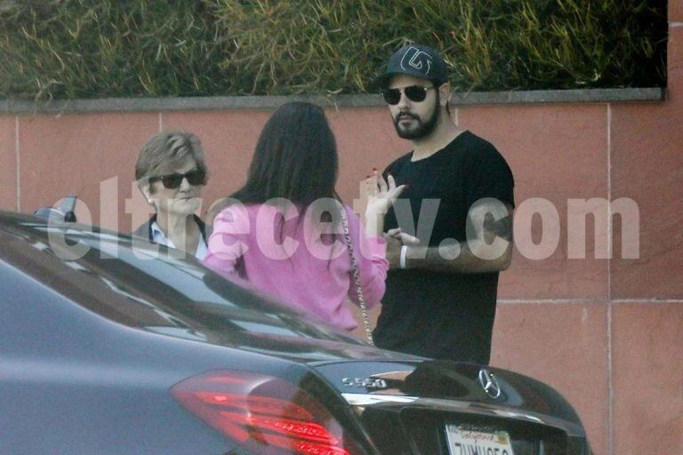 Eduardo y Penélope Cruz junto a su madre Encarna (Web)