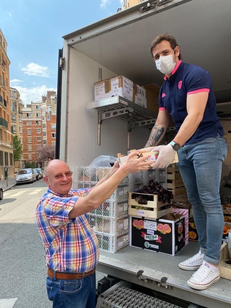 Nicolás Sánchez recorre las calles de Francia con el plantel Stade Français Paris para asistir a los humildes (Foto: Stade Français Paris).