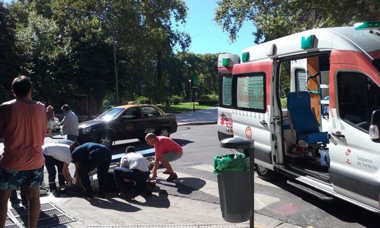 Choque entre un taxi y una motocicleta en la esquina de Córdoba y Dorrego, Rosario.