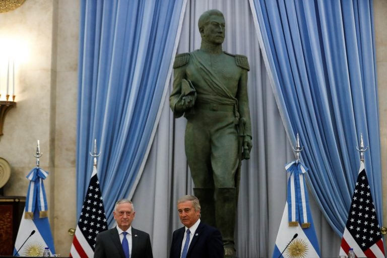 James Mattis y el ministro de defensa argentino, Oscar Aguad (d), en una conferencia de prensa en la sede del Ministerio de Defensa, en Buenos Aires