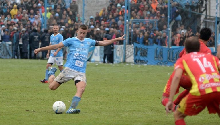 Sarmiento cayo en polémico partido ante Estudiantes (RC)