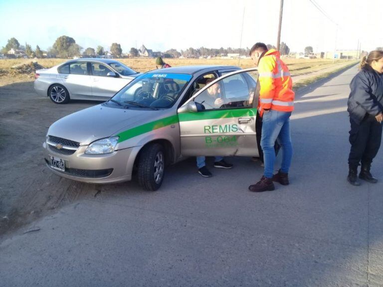 Fuerte choque entre un motociclista y un remís