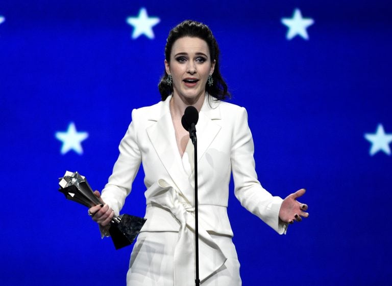 Rachel Brosnahan ganó como Mejor actriz de comedia en serie por "The Marvelous Mrs. Maisel" 
 (Foto: Chris Pizzello/Invision/AP)