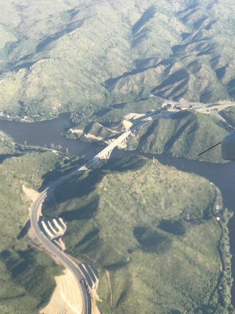 Desde un avión, el puente José Manuel de la Sota de la futura autovía de Montaña de Punilla. (Foto Marcelo Rizzi)