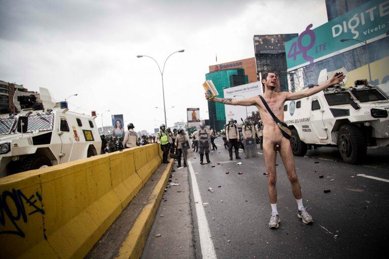 -FOTODELDIA- CAR30. CARACAS (VENEZUELA), 20/04/2017.- Un hombre protesta desnudo hoy, jueves 20 de abril de 2017, en Caracas (Venezuela). Grupos de centenares de opositores al Gobierno venezolano se enfrentaron hoy con las fuerzas de seguridad en diversos