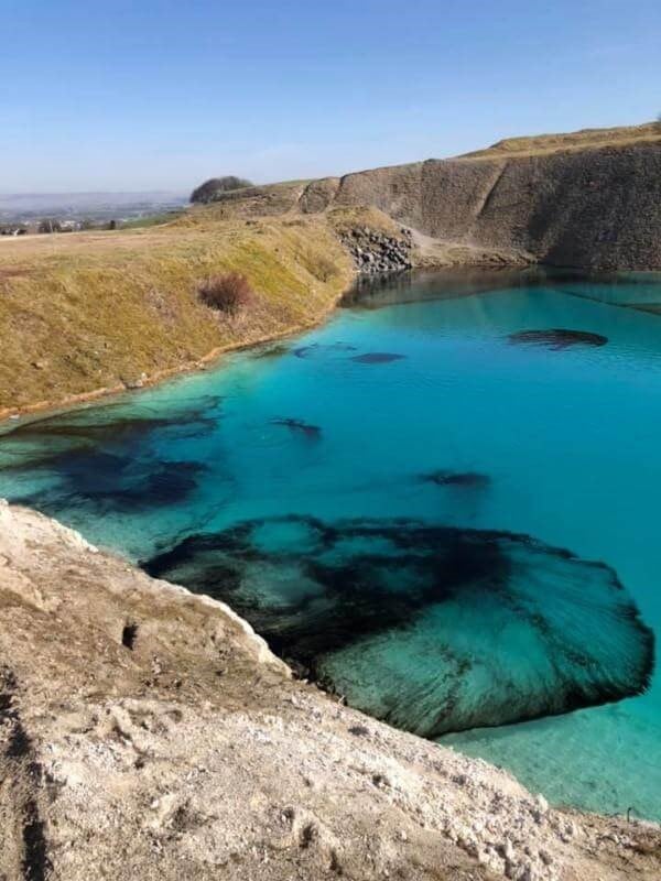 Tiñeron el agua de una paradisíaca laguna para evitar que las personas rompan la cuarentena.