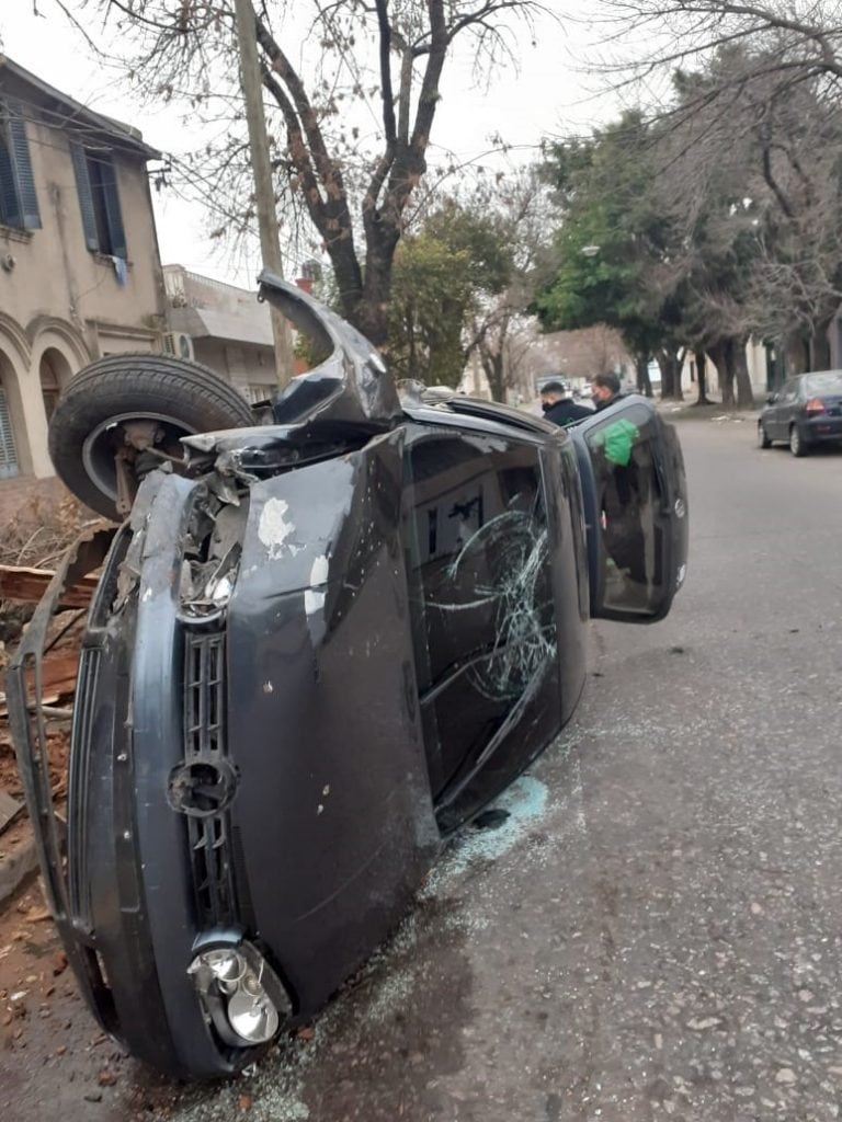 El choque y vuelco ocurrió en Santa Fe y Carriego. (Radio 2)