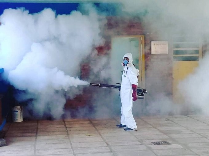 El trabajo de fumigación nunca termina, como en esta escuela de Garupá. (Ministerio de Gobierno)