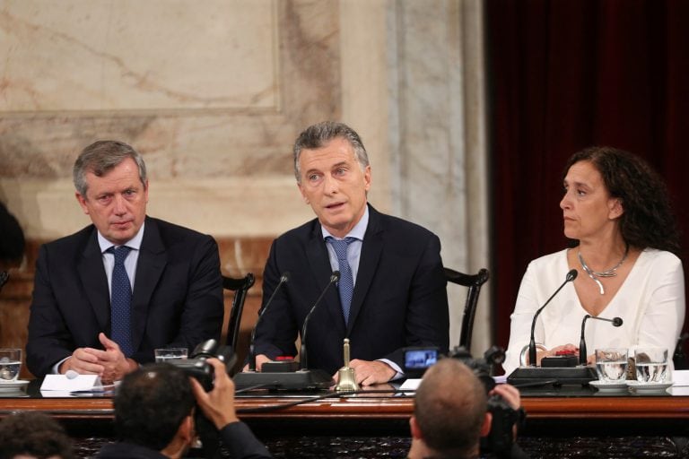 BUE22. BUENOS AIRES (ARGENTINA) 01/03/2018.- El presidente de Argentina, Mauricio Macri (c), asiste junto a la vicepresidenta, Gabriela Michetti (d), hoy, 01 de marzo de 2018, a la inauguración del 136 período de sesiones ordinarias del Congreso de la Nación en Buenos Aires (ArgentinA). Macri, aseguró hoy que ve "con agrado" que el Congreso se apreste a debatir este año sobre una ley del aborto y pidió que "se escuchen todas las voces y se tomen en cuenta todas las posturas" sobre un tema que requiere de un tratamiento "maduro" y "responsable". EFE/David Fernández