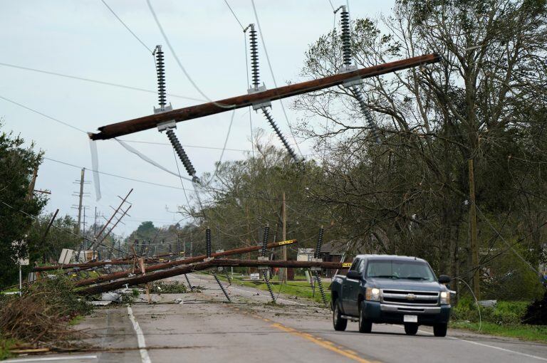 Autopista 90 después del paso del Huracán Laura (REUTERS/Elijah Nouvelage)