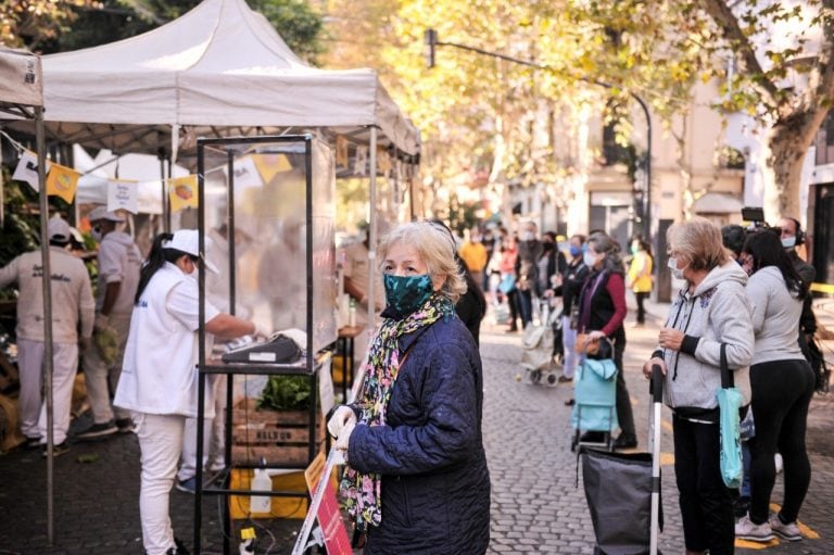 Las ferias del Gobierno de la Ciudad volvieron a los barrios porteños luego de un largo periodo de inactividad por la cuarentena obligatoria. (Clarín)