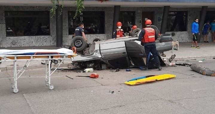 Dos de los ocupantes del vehículo volcado quedaron atrapados en su interior.