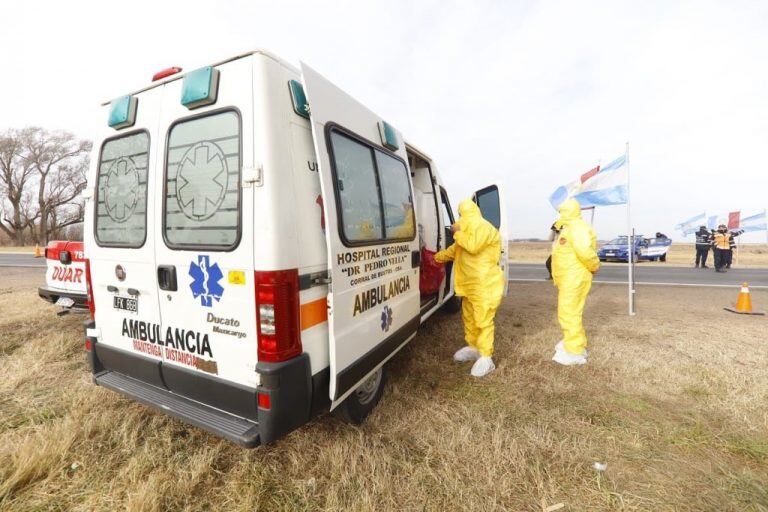 El personal de salud que se encarga de llevar a cabo las medidas sanitarias en los controles (Gobierno de Córdoba)