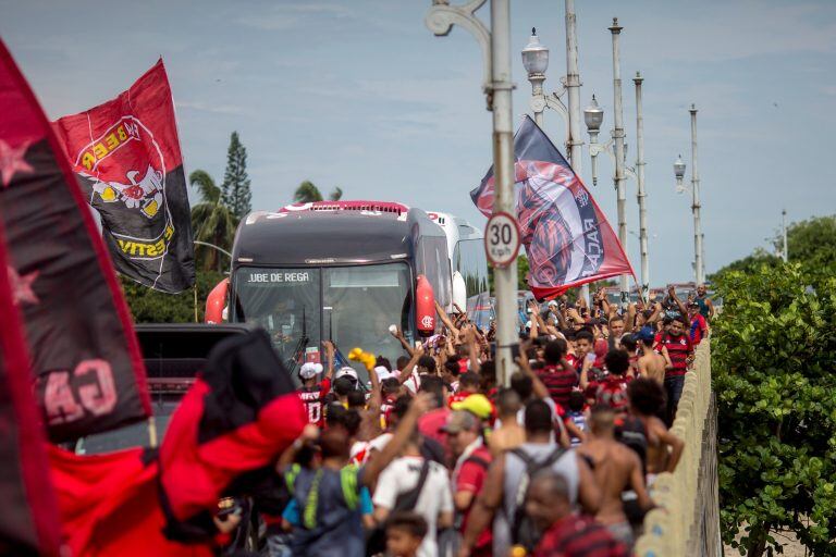 El micro fue escoltado por miles de hinchas. (AFP)