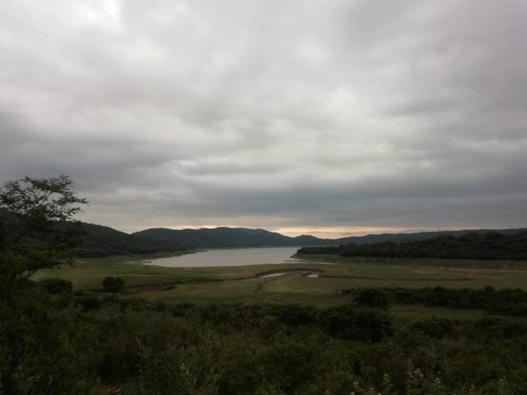 Las nubes prometen una lluvia que en la zona de los diques se espera para poder comenzar a recuperar el nivel del agua.