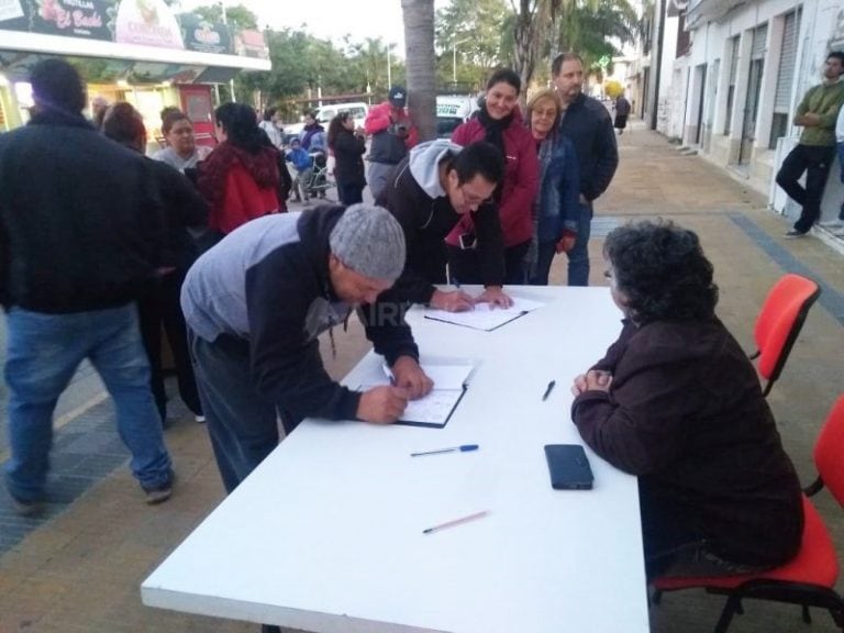 Los vecinos de reclamaron en las puertas de la Unidad Penitenciaria de Coronda. (Aire de Santa Fe)