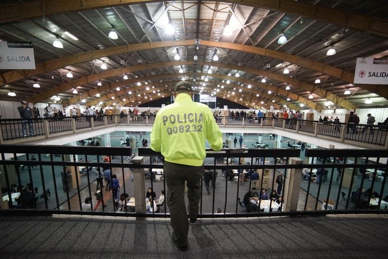 Un policía cuidando un centro de votación