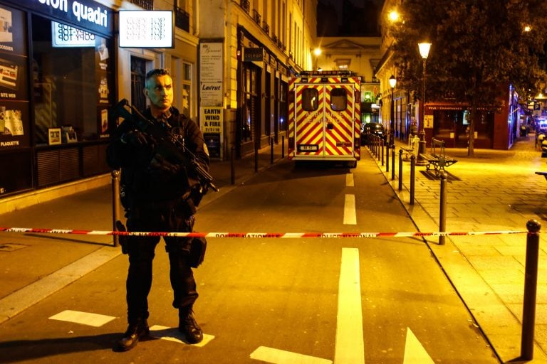 Unidades policiales y de salud trabajan en el distrito de la Ópera de París, Francia.