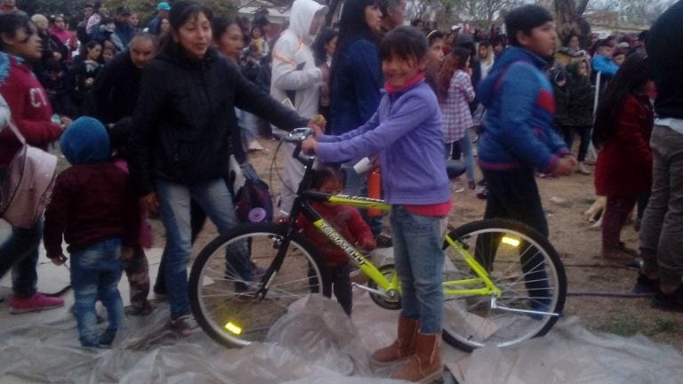 Ganadora feliz con su bicicleta