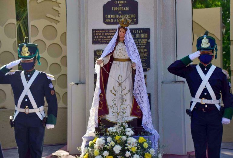 Soldados custodiando a la Virgen del Socorro.