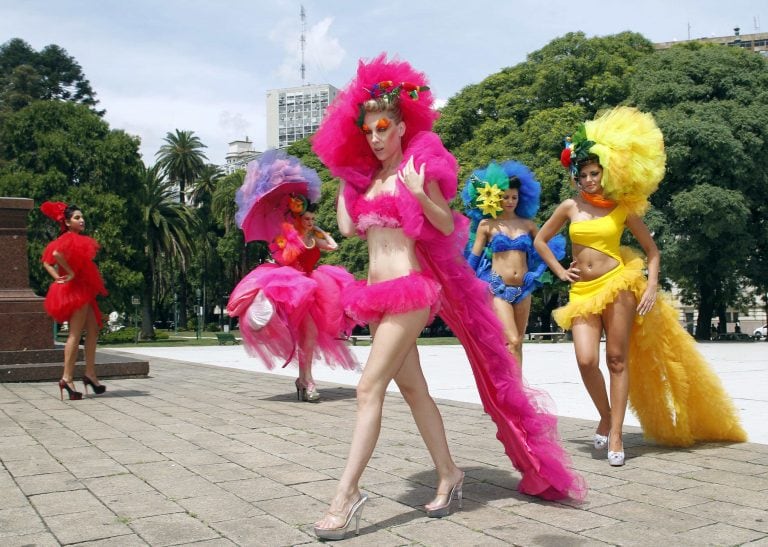 Miuki Madelaire presentó sus diseños en la Plaza San Martín de Buenos Aires, el 29 de febrero de 2012 en apoyo de la salud de personas que padecen enfermedades poco frecuentes. (Reuter)