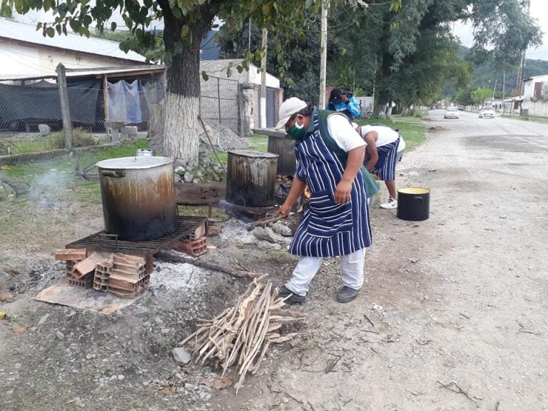 Locro solidario por el Día del Trabajador en Campo Quijano (Facebook La Llave del Portal)