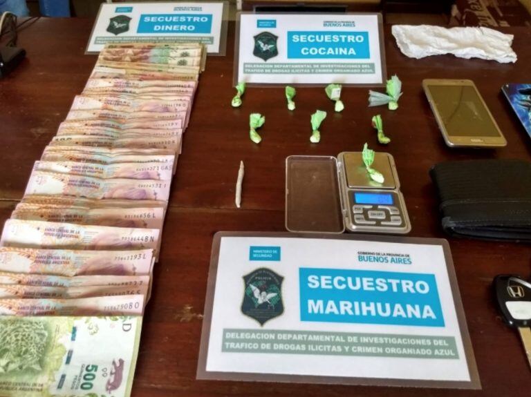 Las drogas y el dinero encontrados en el auto del detenido.