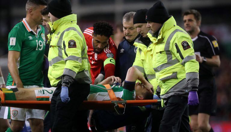 Seamus Coleman se sostiene la pierna izquierda tras sufrir un accidente durante el partido disputado con Gales en las eliminatorias rumbo a Rusia 2018 el 24/03/2017 en el estadio Aviva de Dublín, Irlanda.
(vinculado al texto de dpa "Futbolista irlandés C