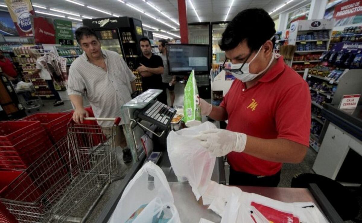 El divertido video de los empleados de un supermercado bailando al ritmo de 'Tusa'