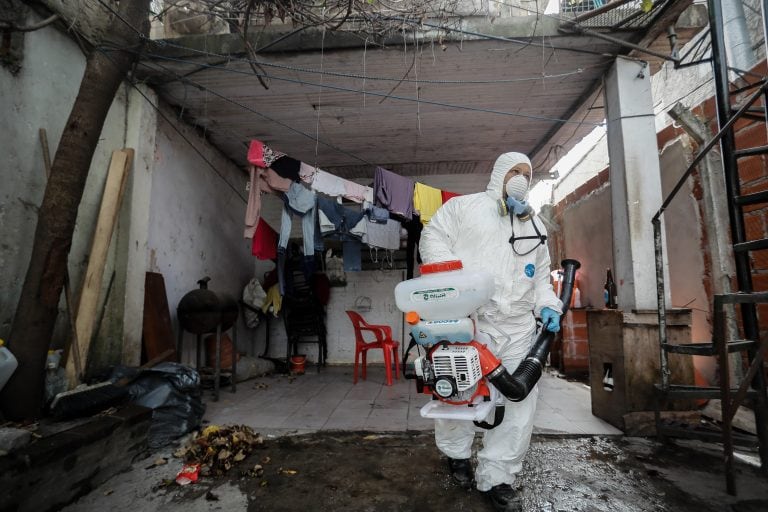 Personal del gobierno de la ciudad de Buenos Aires realiza la desinfección en el interior del barrio Villa 31 hoy martes, luego del crecimiento de los casos detectados de COVID-19 en barrios populares de la ciudad de Buenos Aires (Argentina). (Foto: EFE/Juan Ignacio Roncoroni)