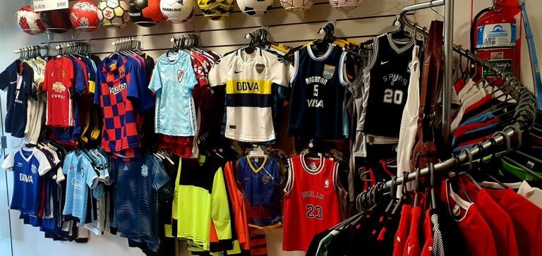 Variedad de ropa deportiva en Tienda Güemes