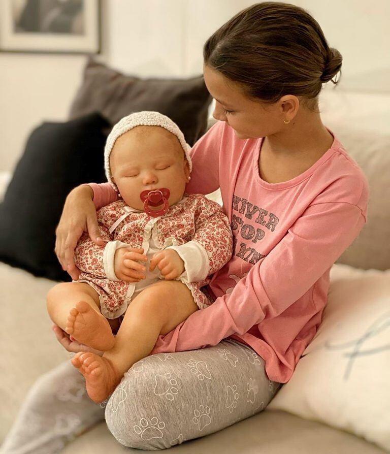 Natalie Weber le regaló a su hija una muñeca idéntica a cuando ella era bebé (Foto: Instagram)