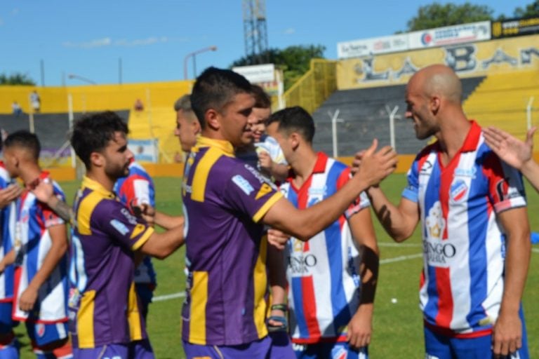 Saludo entre los jugadores antes del partido