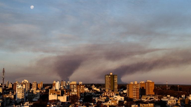 Enormes columnas de humo en Rosario porque quemas en las islas (@alanmonzon)