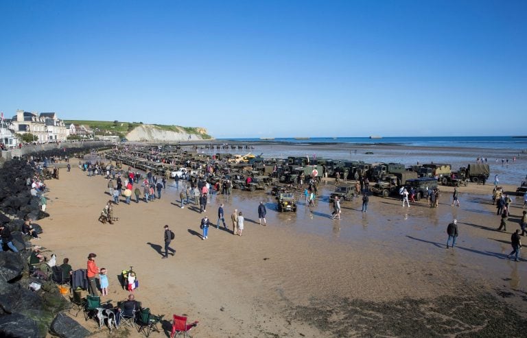 Varios vehículos militares históricos, este jueves en la playa de Arromanche, Normandía (Francia). Los líderes de las fuerzas aliadas conmemoran en diferentes actos el 75° aniversario del "Día D".