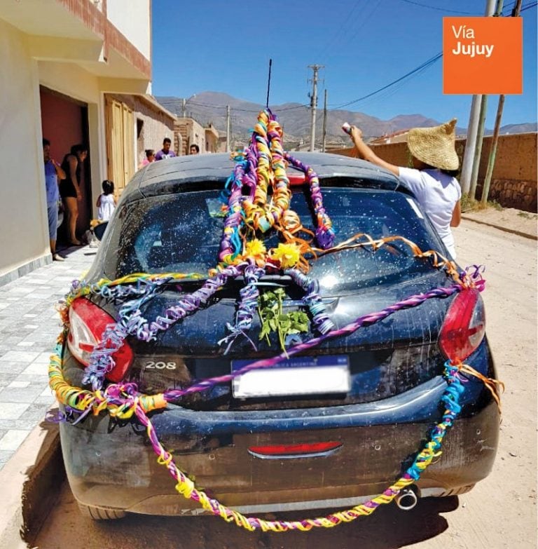 Adornando con serpentinas, flores y papel picado, los carnavaleros "chayan" sus vehículos.