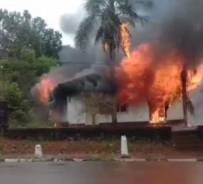 Un incendio destruyó el edificio del Concejo Deliberante de Colonia Aurora. (Foto: El Territorio)