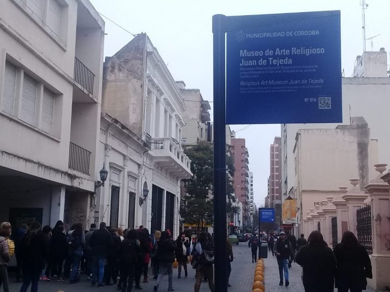 Alumnos de la Diplomatura en Turismo Religioso realizando el recorrido en Córdoba Capital.