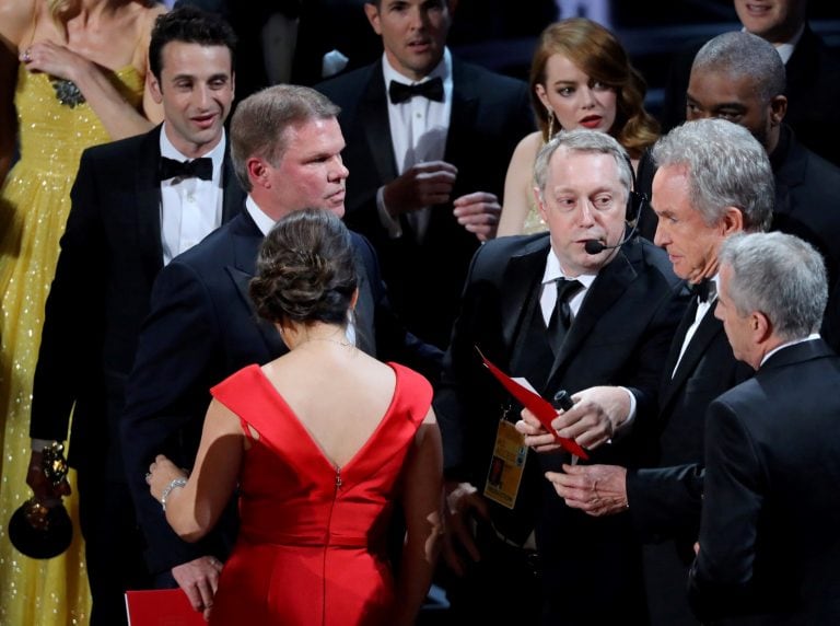 actores confusion error en el sobre donde se anunciaba la pelicula ganadora del oscar

File Photo: 89th Academy Awards - Oscars Awards Show - Hollywood, California, U.S. - 26/02/17 - Brian Cullinan (L) and Martha Ruiz of PricewaterhouseCoopers look on a