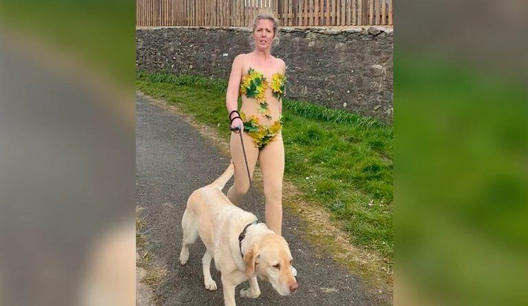 Una bailarina se disfraza para hacer reír a sus vecinos mientras pasea el perro (Fotos: web)