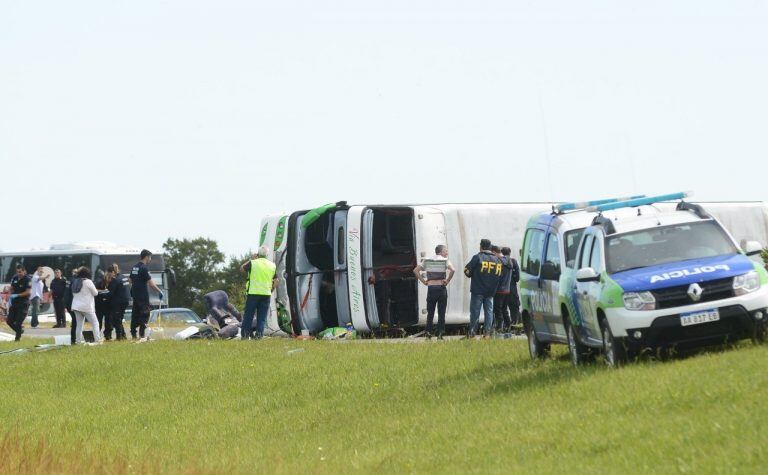 Imágenes del fatal vuelco de un micro en la ruta 2: dos niñas muertas y al menos cuatro heridos de gravedad. (Clarín)