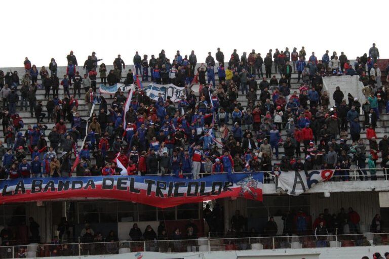 El público de Rosario festeja el triunfo y se ilusiona con la clasificación