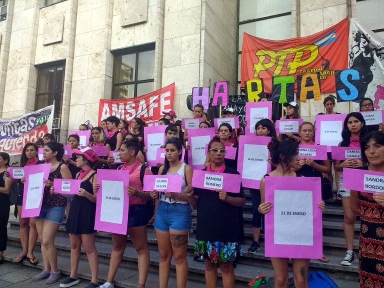 Marcha contra la violencia machista frente a los tribunales.