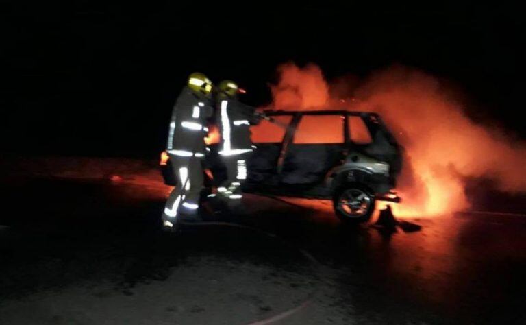 El Fiat Uno envuelto en llamas.